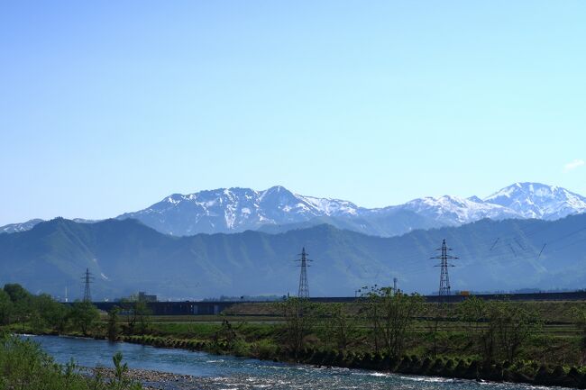 魚野川にかかる坪池橋より山の上に雪が残ってる<br />景色を撮りに寄りました。