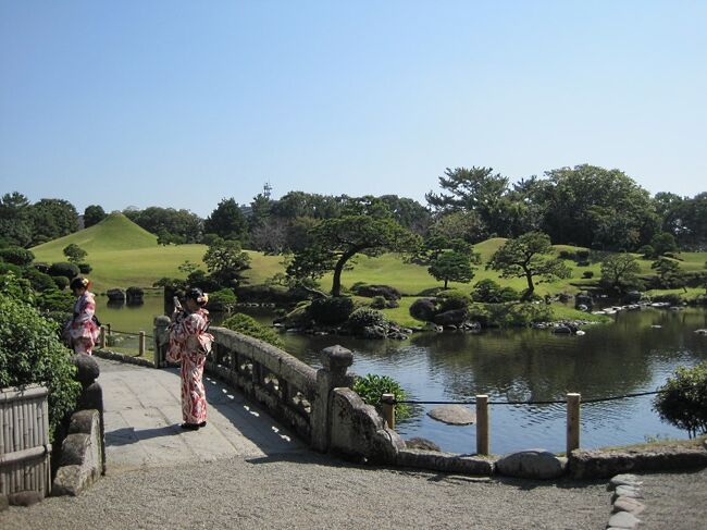 後編は熊本の旅2日目からのスタートです。<br /><br />朝早起きして朝食前に温泉に入ります。温泉効果でしゃきっとしたら、健康朝食をいただきに向かいます。そして、朝食後、ホテルをチェックインして2日目の観光に出かけます。<br /><br />本日は市電の1日乗車券を買って、市内をぐるっと巡ってから、バスで空港へ向かい、その後、阿蘇くまもと空港から羽田空港へ移動し、在来線に乗って帰路につきます。<br /><br />旅行の範囲的には市内集中型となりましたが、当初予定した旅程はほぼ達成でき、また、名物にもありつけて、個人的には満足のいく旅でした。<br /><br />熊本城は市民の礎となる城であり、象徴でもあること、そして誇りでもあるということを学べた、素晴らしい旅でした。<br />今回の旅はこれで終了です。<br />