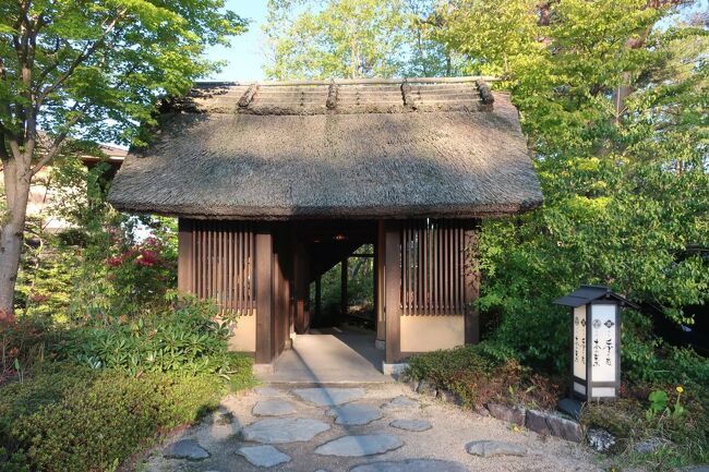 　今回の旅はマイカーを利用しての旅ではなく、久しぶりに列車とレンタカーを利用しての、気儘に時間に制限される事のない自由な旅をする事が出来ました。<br />　往路は名古屋駅から特急しなの号で長野まで向かい、長野からは新幹線で軽井沢まで移動しました。軽井沢駅からレンタカーで富岡製紙場を見学し草津温泉に向かいました。三度目の草津温泉でしたが、宿泊施設が湯畑より離れていましたので、旅館内で何処にも出かけずに過ごすこととなりました。そのお陰でかえって体も休まり、ゆっくりと名湯の草津の湯に浸かり日頃のストレスを少しでも癒す事が出来ました。そんな旅の様子を草津編にアップしていきます。<br />　