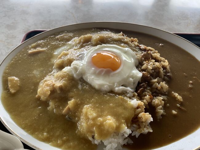 秋田には、B級グルメと呼ばれているものがある。<br /><br />詳しい紹介文には、<br /><br />あいがけ神代カレーは、昔ながらのカレーと<br />現代風のカレーをひと皿に盛りつけた<br />合掛けのカレーライスです。<br /><br />昭和30年代、神代地区の家庭では行われていた<br />フライパンでカレー粉を小麦粉と練り合わせ、<br />野菜や缶詰(サバ、鯨)、魚肉ソーセージ、などを<br />醤油味で煮込み、カレーソースを作っていました。<br /><br />この手法で作られた昔ながらの「婆ちゃんカレー」と<br />現代風のカレーを合いがけにし、付け合せとして、<br />大根を燻製にして漬けた「いぶりがっこ」と、<br />ごはんの上には温泉卵を乗せます。<br /><br />となっている。<br /><br />秋田県で開催されたB級ご当地グルメの祭典『B-1グランプリ2009』で見事4位入賞を果たした人気のカレーらしい。