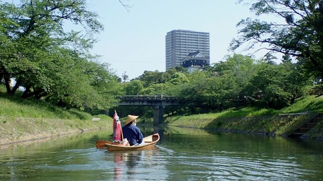 桜の時期に岡崎城を<br />川から眺めたかったが<br />あちこち巡っていて<br />漕げませんでしたが<br />無事に岡崎城を<br />川から眺めてきました<br /><br />鮎の遡上とか<br />生態系の保護のために<br />いつもは堰が開いてて<br />水位が低く<br />桜が開花している時期とか<br />お祭りとして<br />堰を閉めて観光用の舟とか出るようだが<br /><br />岡崎城も観られ<br />電車も川から見られ<br />葵桜の近くまで漕いだので<br />いつもより随分運動量になりましたね