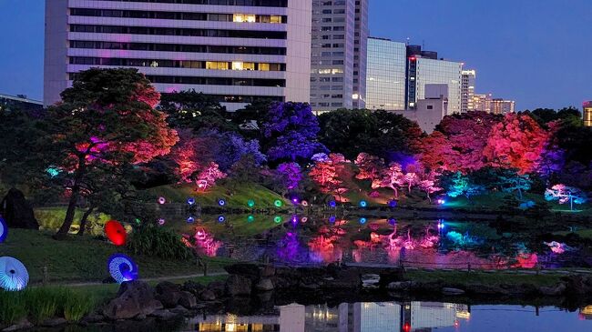 都内港区浜松町にある旧芝離宮で開催の季節外れに満開の光の桜が咲き誇る『旧芝離宮夜会 by ワントゥーテン～ひかりさくら～』の最終日に行ってきました。<br />このイベントはクリエイティブ集団『ワントゥーテン』https://www.1-10.com/ が総合演出を手掛け、ライトアップやプロジェクションマッピングなどをデジタルで演出しているものです。<br /><br />それを見た後は、建設中は足蹴に通い成長観察し、5月22日（日）で開業10周年となった東京スカイツリーの特別ライティング『JOJOTREE ジョジョの奇妙な冒険 in TOKYO SKYTREE』に立ち寄りしました。<br /><br />開催日：2022年5月25日～28日<br />時間：18:00～21:30<br />入園料：一般2000円（飲食チケット1000円分付）<br /><br />旧芝離宮夜会 by ワントゥーテン ～ひかりさくら～<br />https://yakai.1-10.com/shibarikyu/<br /><br />東京スカイツリー10周年<br />https://www.tokyo-solamachi.jp/event/1908/