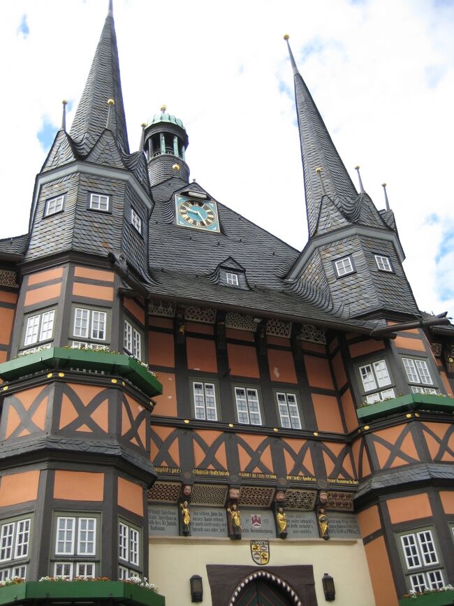 10年前の2012年5月4日の夫目線のフォトです。表紙のフォトはヴェルニゲローデの市庁舎です。この尖がった部分がとても印象的です。今まで3度足を運んでいますが、何度行っても良い素敵な素敵な町です。<br /><br /><br />スケジュール<br />5/03 Hildesheim <br />●5/04 Hildesheim Wernigerode　Goslar　<br />5/05 Braunschweig <br />5/06 Sarstedt　 Erfrut <br />5/07 Friedrichroda　 Waltershausen <br />5/08 Ronneburg　Thur　 Gera  Bad Kostritz <br />5/09 Mainz <br />5/10 Winningen  　<br />5/11 Treis-Karden　 Klotten　 Muden <br />5/12 Alsheim　 Oppenheim　 Nierstein <br />5/13 Burg Rheinstein Rudesheim  Bad Schwalbach　<br />5/14 Mainz<br />5/15 Mainz<br /><br />https://4travel.jp/travelogue/10673554<br />https://4travel.jp/travelogue/10674610<br />10年前の私の旅行記です。<br />