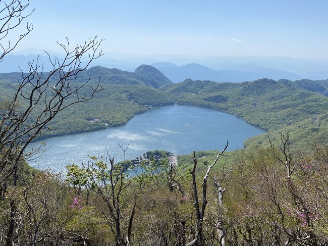 標高1,828mの黒檜山（くろびさん）を主峰に、駒ケ岳、地蔵岳、荒山、鍋割山、鈴ヶ岳、長七郎山からなるカルデラ湖を含む複成火山で、日本百名山でもあります。今回は黒檜山（くろびさん）から駒ケ岳への縦走、約４時間コースを歩いてきました。黒檜山登山口からの登りは岩場混じりの樹林帯の急登で、２H程登りが続きます。<br /><br />久しぶりに天気の良い週末で気持ちよく登山できましたが、つつじはまだ標高の高い所では咲いておらず・・・今年は遅いみたいですね。