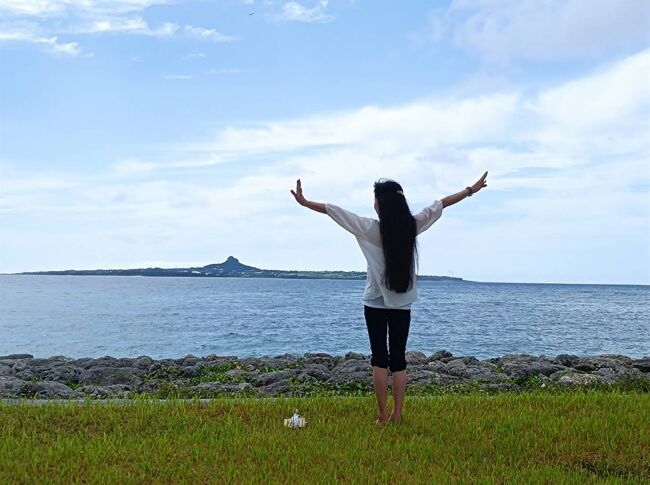 沖縄三日目、夫の６８歳の誕生日、朝から雨です<br />どこへ行こうか～<br />ほんとはやんばるで、カヤック乗ろうと思ってたけど、雨だしね～<br />雨でも濡れない、遊べる、となると<br />オリオンビール工場見学か、しかし、今日はお休み<br />パイナップルパークは、口コミではあまり・・・<br />で、ブナセ海中公園のグラスボートにしようと<br />雨の中、一時間ほどかけて行ったのに～～～<br />今日は朝から欠航だって、あちゃ～朝電話すれば良かった～<br />せっかく来たんだし、海中展望塔だけ見学、まあまあでした<br />あとはホテルに戻り、ベランダでビール飲んで、マッタリ<br />雨も上がったので、ホテルから５分ほど歩いて、フクギ並木散策へ<br />インスタ映えするという場所をブラブラ<br />短パンの夫は蚊に刺され、かゆいかゆいと騒いでたわ、大げさなオッちゃんや～<br />可愛いニャンコに出会い、癒され<br />エメラルドビーチで、ちょっとだけ、はしゃぎ<br />のんびりリゾート<br /><br /><br />