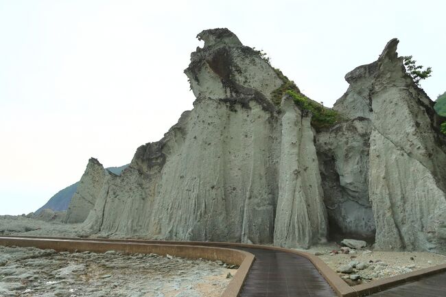 雨が降ってきたのですが仏ヶ浦はどんなところか見たくて<br />行ってきました。<br />ここは駐車場から海岸まで崖を坂と階段で降りることになり<br />帰りは階段がきつく足が上がらなくなりふらふらになりました。<br />もう2度と行きません。<br />駐車場は無料でした。<br />