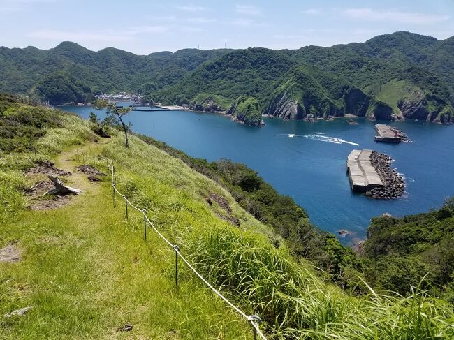 今年のGW前半、2泊3日で下田須崎の民宿に泊まって伊豆下田カントリーでゴルフを2日間プレーする予定が、お天気が悪く1日しかできませんでした。<br /><br />伊豆下田カントリーのゴルフはいつも南伊豆町のふるさと納税感謝券を利用しています。<br /><br />1日目は、残りの感謝券でゴルフし、しずおか割のクーポンを利用して石廊館に宿泊です。<br /><br />2日目は、南伊豆の子浦日和山遊歩道を歩きます。<br /><br />伊豆下田カントリーは、お気に入りのゴルフ場です。<br />待ち時間が全くなく、スループレーで1.5Rがっつりゴルフができます。<br />修理地が多くスコアを気にする人には不評のようですが、練習ラウンドと思って気のすむまで打ちながら進めるので、ここで練習した後上手になったような気がします。<br /><br />石廊館は、最近自家源泉を掘り直して、泉質が変わったそうです。<br />完全源泉かけ流しのお風呂に、おいしいお食事（女将曰く、板長がいろいろ出したくて品数が多くなってしまうそう）再訪してよかったおすすめ旅館の1つです。<br /><br /><br /><br />