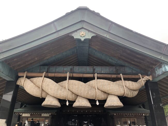 関西に長期出張中の嫁さんとお休みを合わせて、山陰地方(出雲、松江、安来、大山)にお出かけ(^_^)<br /><br />先ずは出雲大社の参拝から。<br />お昼に出雲そば食べてから、松江まで移動して本日は宍道湖温泉で歴史のあるお宿でまったりと(^_^)