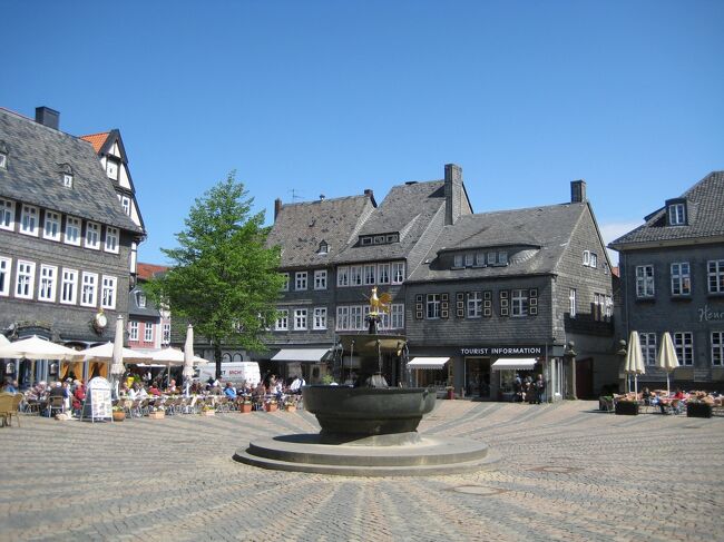 10年前の2012年5月4日の夫目線のフォトで、表紙のフォトはGoslar ゴスラーのマルクト広場です。Wernigerode　ヴェルニゲローデから　Goslar ゴスラーまで列車で約30分強で移動できます。<br />ゴスラーはとにかく、見どころが多い街だと個人的に思います。マルクト教会の塔に登る事が出来ますので、お時間のある方はぜひ！<br /><br />スケジュール<br />5/03 Hildesheim <br />●5/04 Hildesheim Wernigerode　Goslar　<br />5/05 Braunschweig <br />5/06 Sarstedt　 Erfrut <br />5/07 Friedrichroda　 Waltershausen <br />5/08 Ronneburg　Thur　 Gera  Bad Kostritz <br />5/09 Mainz <br />5/10 Winningen  　<br />5/11 Treis-Karden　 Klotten　 Muden <br />5/12 Alsheim　 Oppenheim　 Nierstein <br />5/13 Burg Rheinstein Rudesheim  Bad Schwalbach　<br />5/14 Mainz<br />5/15 Mainz<br /><br /><br />10年前の私の旅行記です。<br />https://4travel.jp/travelogue/10674880<br />https://4travel.jp/travelogue/10675161<br />https://4travel.jp/travelogue/10675675<br />