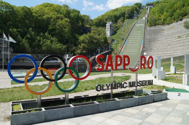 大倉山ジャンプ競技場(大倉山シャンツェ)は札幌市中央区にあるスキージャンプのラージヒル競技場。始まりは1923年に建設された国内初の30m級スキージャンプ台だが、1931年に大倉土木組(現・大成建設)社長、大倉喜七郎が国際級の60m級スキージャンプ台を建設し、札幌市に寄贈、その厚意に報いるため「大倉シャンツェ」と命名する。(後に大倉山シャンツェに改名)1972年の札幌オリンピックスキージャンプ・ラージヒル競技が開催された場所であり、現在でもサマージャンプやナイタージャンプが可能で、国内大会や国際大会を数多く開催している。<br /><br />今までの北海道旅行では、札幌は通過するだけとか、泊まってもラーメン一杯だけ、だったので、札幌市内を観光するのは初めての体験だった。<br />