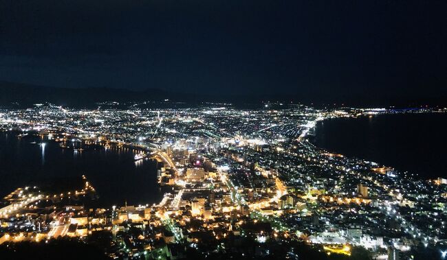 北海道は函館市内、木古内町中心部、知内町小谷石（こたにいし）地区を巡る1泊2日の旅。写真がかなり多いですが、ご容赦ください。またこのところ2回や3回に旅行記を分けていましたが、今回は何となく1回にまとめています。<br /><br />函館市訪問は昨年8月以来で、昨年時間がなく見られなかった五稜郭公園、緊急事態宣言中で函館山ロープウェイが運休のため見られなかった函館山からの夜景を見たのち、教会や赤レンガ倉庫のライトアップを眺めてきました。<br />知内町小谷石地区では、当初クルーズ船で青の洞窟なるものを観る予定でしたが、天気はよかったものの風があり波が高いため、欠航で乗れなかったのは残念でした。<br /><br />※昨年8月の函館旅行記↓<br />https://4travel.jp/travelogue/11708608