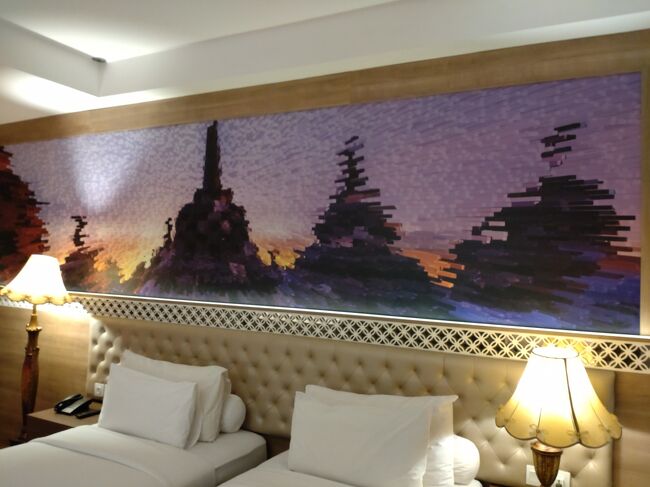 連休があったので、インドネシアに赴任した時から興味のあったジョグジャカルタ・ソロに行ってみることにしました。<br />現地でも色々行ってみたい場所があるので、ドライバーに頼んで、住んでいるジャカルタからジョグジャカルタまで車で送って貰い、現地でも移動は全て任せることにしました。<br /><br />今回の目的は世界遺産!<br />3日間で3つの世界遺産に訪問する予定です。<br /><br />まずはジャカルタからジョグジャカルタ迄移動した一日目の旅行記です。