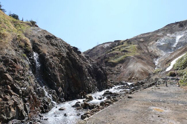 2022年4月27日-5月8日、毎年恒例ゴールデンウィークの上信越に行きました♪<br />春の山岳風景、残雪の輝く景色、グルメをたっぷりと楽しんできました♪<br /><br />☆Vol.26：万座温泉♪<br />今日は万座温泉へ。<br />万座温泉は40年ぶり。<br />今朝は晴れ渡り、<br />鬼押し出しから季節外れの新雪を被った美しい浅間山。<br />そこからハイウェイで万座温泉へ。<br />ゲートを越えてさらに上っていくと、<br />雪があちこちと増えていく。<br />見上げると山々は新雪に覆われている。<br />弦ヶ池で休憩。<br />美しい雪景色が広がり、<br />雪の上をゆったりと歩く。<br />そして、万座空吹。<br />硫黄のにおいが立ち込め、<br />山肌は黄色に染めて、<br />蒸気が立ち昇る。<br />ゆったりと歩いて眺めて♪<br />