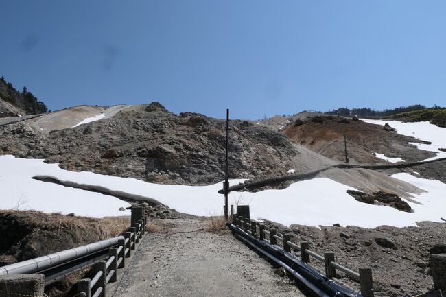 2022年4月27日-5月8日、毎年恒例ゴールデンウィークの上信越に行きました♪<br />春の山岳風景、残雪の輝く景色、グルメをたっぷりと楽しんできました♪<br /><br />☆Vol.28：万座温泉♪<br />今日は万座温泉へ。<br />万座温泉は40年ぶり。<br />今朝は晴れ渡り、<br />鬼押し出しから季節外れの新雪を被った美しい浅間山。<br />そこからハイウェイで万座温泉へ。<br />ゲートを越えてさらに上っていくと、<br />雪があちこちと増えていく。<br />見上げると山々は新雪に覆われている。<br />美しい雪景色が広がる弦ヶ池。<br />硫黄のにおいが立ち込め蒸気が立ち昇る万座空吹。<br />展望台から万座温泉のパノラマ。<br />湯畑へ。<br />残雪が広がり、<br />湯けむりが立ち昇る。<br />ゆったりと歩いて眺めて♪