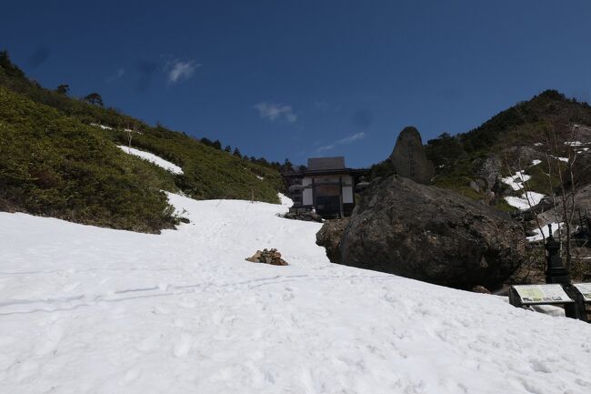 2022年4月27日-5月8日、毎年恒例ゴールデンウィークの上信越に行きました♪<br />春の山岳風景、残雪の輝く景色、グルメをたっぷりと楽しんできました♪<br /><br />☆Vol.29：万座温泉♪<br />今日は万座温泉へ。<br />万座温泉は40年ぶり。<br />今朝は晴れ渡り、<br />鬼押し出しから季節外れの新雪を被った美しい浅間山。<br />そこからハイウェイで万座温泉へ。<br />ゲートを越えてさらに上っていくと、<br />雪があちこちと増えていく。<br />見上げると山々は新雪に覆われている。<br />美しい雪景色が広がる弦ヶ池。<br />硫黄のにおいが立ち込め蒸気が立ち昇る万座空吹。<br />展望台から万座温泉のパノラマ。<br />湯畑へ。<br />残雪が広がり、<br />湯けむりが立ち昇る。<br />ゆったりと歩いて眺めて♪