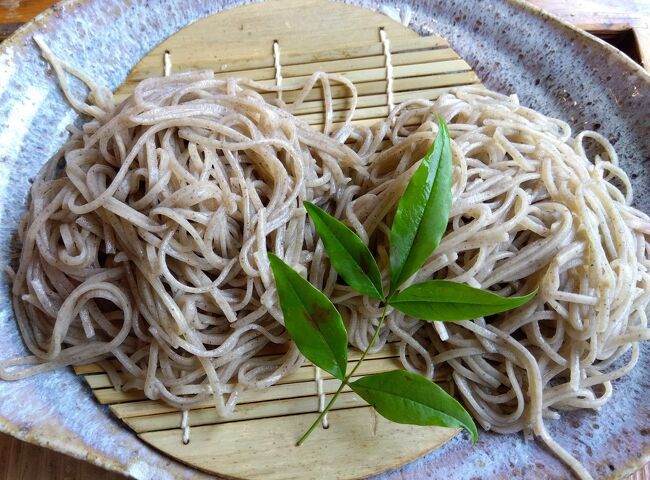 以前に伺って鴨汁そばを注文したら鴨が入荷しないと言って食べられなかったんです。その時に覚えていたメニューを思い出して再訪問です。