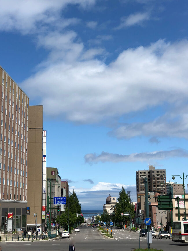 北海道は今回で5回目。<br />1回目……小樽で小雨<br />2回目……富良野で大雨<br />3回目……函館で曇時々雨<br />4回目……函館で雪<br />と、まあ北海道では天候に恵まれず、毎回リベンジの旅をしているのでございます。今回実は雨予報だったのですが、2日目はお天気に恵まれた旅になりました。札幌→定山渓→小樽の欲張り一泊二日の旅をつづります。今回1泊した『定山渓ぬくもりの宿 ふる川』のレポートは別の旅行記に書いていきます。