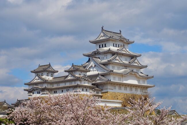 2022年最初の旅は、春の姫路。<br />訪れた時は、ちょうど満開の桜の時期と重なり、本当に美しい景色となっていました。<br /><br />1日目は、場内のいたるところに桜が咲き乱れる姫路城をメインにのんびり散策。<br />2日目は、姫路から船で30分ほどのところに浮かぶ家島と坊勢島へ。観光地化されておらず、のんびりとした島独特の風景に心が癒されました。<br /><br />1泊2日のあっという間の滞在でしたが、とても充実したものとなりました。<br /><br />ANA特典航空券（ANAにキュン！で片道2,900マイル）<br />往路：4/3 NH15便 羽田08:00発→伊丹09:05着<br />復路：4/4 NH40便 伊丹20:20発→羽田21:35着<br /><br />ホテル：ドーミーイン姫路（朝食付き）<br /><br />