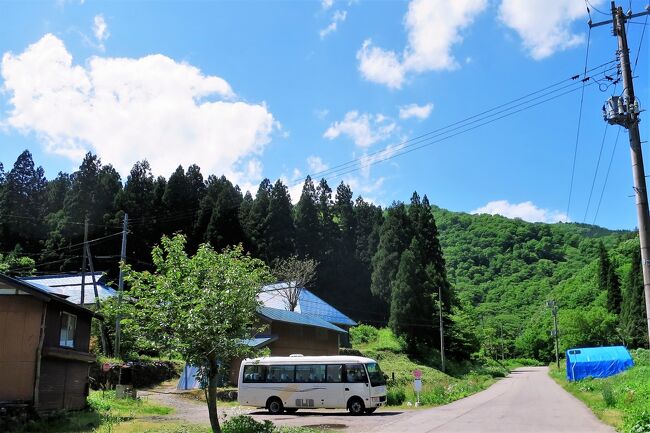 ご覧いただきありがとうございます。<br /><br />2021年「秘境！路線バス乗り継ぎ旅・第３弾」は、関東一都三県に緊急事態宣言が発出されている中、関東を脱出し、米どころ「新潟県」へお邪魔します。旅の拠点は、JR磐越西線沿いにある「三川温泉（東蒲原郡 阿賀町）」に二泊し、路線バスと鉄道を乗り継いで阿賀町を散策します。旅最終日は磐越西線で会津（福島県）に入ります。<br /><br />最終回はJR磐越西線・野沢駅前にある会津バス野沢営業所から西会津町民バス（会津バスが受諾運行）に乗り、西会津町の秘境「極入集落」へ向かいます。その後は、磐越西線に乗り会津若松駅まで移動、会津若松駅からは高速バスに乗り、会津の象徴「磐梯山」を眺めながら車内宴を楽しみます。<br /><br />※表紙…上極入バス停（西会津町民バス）<br /><br />＜関連旅行記＞<br />■［秘境！路線バス乗り継ぎ旅　初日：前編］　高速バスで行く新緑の越後路！新潟のＢ級グルメ「みかづき イタリアン」<br />　https://4travel.jp/travelogue/11732136<br /><br />■［秘境！路線バス乗り継ぎ旅　初日：後編］　珍しい！高速道路を走る町営バス「阿賀町バス」と長閑な田園地帯にある「三川温泉」<br />　https://4travel.jp/travelogue/11732534<br /><br />■［秘境！路線バス乗り継ぎ旅　２日目：前編］　５人で運行する新潟交通観光バス「津川営業所」と雁木発祥の地「津川地区」を散策！<br />　https://4travel.jp/travelogue/11737453<br /><br />■［秘境！路線バス乗り継ぎ旅　２日目：後編］　運賃無料！鹿瀬（かのせ）コミュニティバスで行く県境の秘境駅「JR磐越西線・豊実駅」<br />　https://4travel.jp/travelogue/11740608<br /><br />■［秘境！路線バス乗り継ぎ旅　３日目：前編］　JR磐越西線（津川～野沢）乗り鉄記と絶品！西会津町の名物「会津野澤宿味噌ラーメン」<br />　https://4travel.jp/travelogue/11745355<br />　