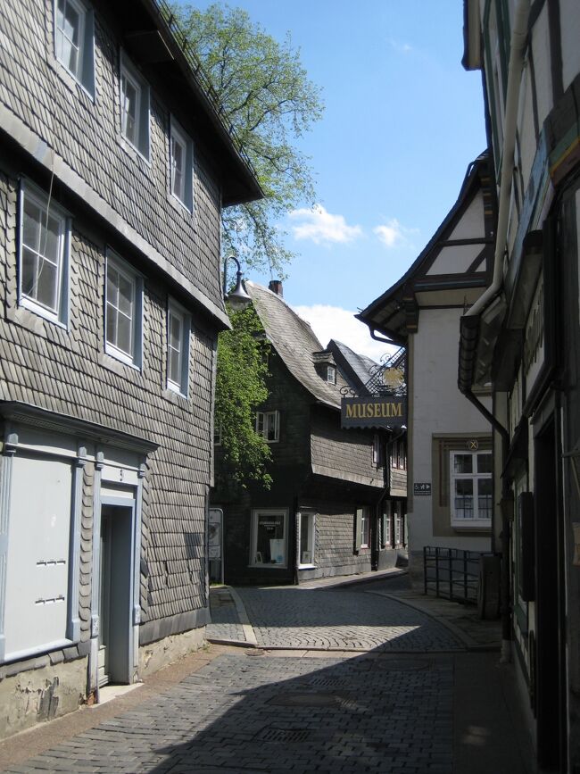 10年前の2012年5月4日の夫目線のフォトで、表紙のフォトはGoslar ゴスラーの確かStubengalerie 付近だったと思います。教会の塔に登る事も出来、高いところから街並みを眺めるのは最高です。<br /><br />スケジュール<br />5/03 Hildesheim <br />●5/04 Hildesheim Wernigerode　Goslar　<br />5/05 Braunschweig <br />5/06 Sarstedt　 Erfrut <br />5/07 Friedrichroda　 Waltershausen <br />5/08 Ronneburg　Thur　 Gera  Bad Kostritz <br />5/09 Mainz <br />5/10 Winningen  　<br />5/11 Treis-Karden　 Klotten　 Muden <br />5/12 Alsheim　 Oppenheim　 Nierstein <br />5/13 Burg Rheinstein Rudesheim  Bad Schwalbach　<br />5/14 Mainz<br />5/15 Mainz<br /><br /><br />10年前の私の旅行記です。<br />https://4travel.jp/travelogue/10675161<br />https://4travel.jp/travelogue/10675675<br />