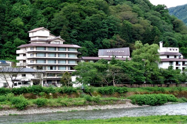 「訳あり部屋」を予約したと相方から聞いた時、「何それ?事故か事件でもあった部屋なん?」と思ってしまった。<br />公式ホームページで調べたものの、客室案内に「訳あり部屋」は出てこなかった。<br />ん?ますます、怪しい。<br /><br />さらに楽天やじゃらんなどで調べたら、あった、あった、「訳あり部屋」が。<br />そしてそれは一部屋でなく、いくつか存在した。<br />複数あるということは事故部屋ではなさそうだ。<br />何をもって「訳あり」なのか、興味がわいてきた。<br />「訳あり」に泊まっても、大事にしてもらえるのかも気になる所だ。<br /><br /><br /><br /><br />