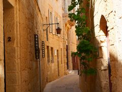 はちみつ色の「静寂の街」マルタ島の古都イムディーナの貴族の館ホテルで結婚〇〇周年記念を祝う。