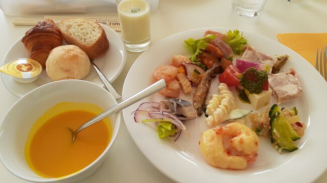 金沢21世紀美術館でランチを食べてきました<br />また数年ぶりの金沢なのでバス一日乗車券で王道の観光地をまわってみました<br />一覧にするとこんなにまわったんだなあと思いました<br />バスとはいえかなり疲れました<br /><br />ひがし茶屋街<br />箔座金の縁起屋(金箔たこ焼き)<br />箔座ひかり藏<br />主計町茶屋街<br />お堀通り<br />石浦神社<br />金沢21世紀美術館<br />カフェレストラン “Fusion21”(ランチ)<br />国立工芸館<br />いしかわ赤レンガミュージアム<br />石川四高記念文化交流館<br />長町武家屋敷<br />尾山神社<br />金沢城公園鼠多門