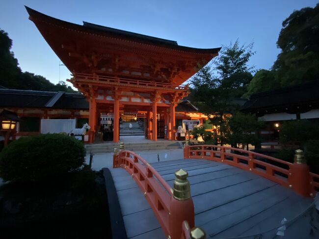 6月はじめの京都は暑すぎず、梅雨入り前で天気さえよければ人も少なくて快適シーズン。大原で三千院、寂光院など青もみじと苔の庭を巡り、夜は上賀茂神社で蛍を見るツアーに参加。こちらもお天気次第ですが、雨上がりの晴天で、結構蛍も出てきてくれて充実したツアーでした。<br />最後の日は平重盛のお屋敷跡に建つホテルで平安時代からのゆかりのあるお庭も見てきました。三千院、智積院は紫陽花園が咲き始め。