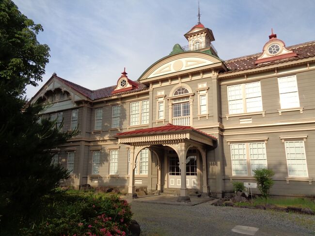 初めての「どこかにマイル」旅も終盤。<br />山形県には来たことがあるけれど、新庄市も山形市も今回が初訪問だった。<br />(天童は観光バスで通過したことがある)<br /><br />山形市には立派な近代建築がいくつもあった。<br />観光したのが午後の遅い時間だったので、残念ながら閉館しており、全て外観を見ただけで終わった。<br />個人が所有する建物も、素晴らしいものがいくつかあった。<br />じっくりと街歩き出来たら、もっとたくさん見つけられただろう。<br /><br /><br /><br /><br />