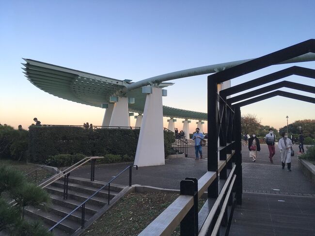 東急東横線の終点を目指して、月に一回沿線の街へ。<br />10月は田園調布、11月は武蔵小杉、最後の12月は横浜へ。<br /><br />しかしどうも世の中良くない傾向になりつつある気配が。<br />そこで12月の予定を前倒しにして、11月中旬、横浜へ。<br /><br />この年は、いろんな街の「丘」に行ってきました。<br />周りより高いぶん、登ってみれば眺めが良さそうな気がして。<br />それで、行く先々で丘を探して、色々と登ってきました。<br /><br />この年最後に行った丘は、港近くの公園でした。<br />