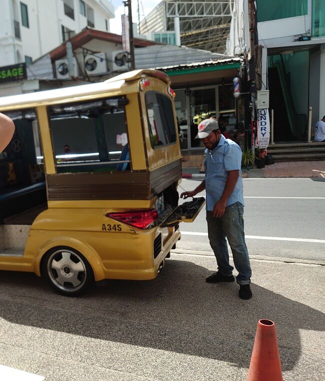 プーケット滞在3日目になりました。前日のトゥクトゥクを一日貸し切り、いろいろと巡ります。