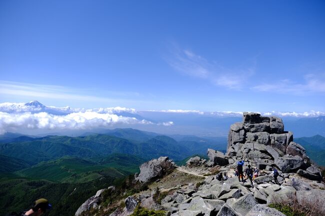 日本百名山、金峰山へ登山してきました。<br />かねてから気になっていた標高約2,600Mに積まれた（？）五丈岩を拝みたくて…<br /><br />そして登山のあとは近くにある「増富ラジウム温泉」へも立ち寄りました。<br />登山の疲れに効く名湯でした。<br /><br /><br />日帰りで登山で行ける場所ですが、決して気軽に行ける場所ではありませんので十分にご留意ください。ですが苦労して出向いた者でしか味わえない絶景がここにあります。<br />※登山は計画・準備の差で重大なインシデントに関わってきます。