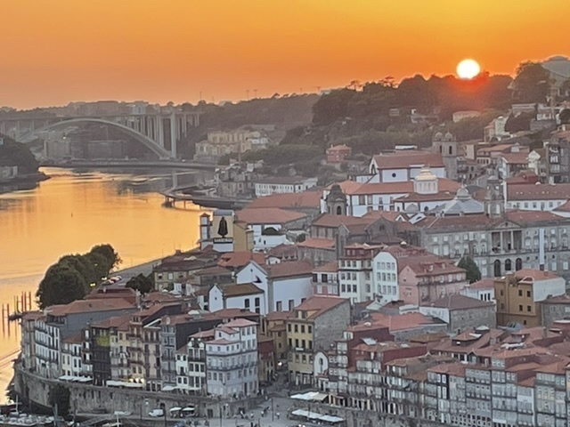 ヨーロッパには何度も行ったことはあるが、ポルトガルは初めてだった。<br />北スペイン縦断の後にポルトガルを南下する。<br />ポルトとリスボンに数泊ずつする滞在型旅行。<br />気ままに歩こうと思っている。