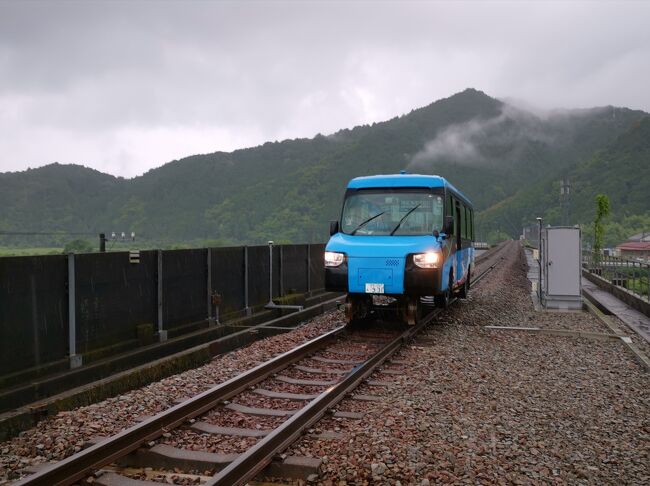 JR北海道が長きに渡り開発してきた鉄道&道路両用車両DMV(Dual Mode Vehicle)。<br />阿佐海岸鉄道が世界で初めて商用運行を開始したので乗っりに行ってまいりました。<br /><br />トヨタ製のマイクロバスを改造し、道路を走ってたと思ったら、駅に入ると鉄道用の車輪が出てきて鉄道車両になるという斬新さ!<br />