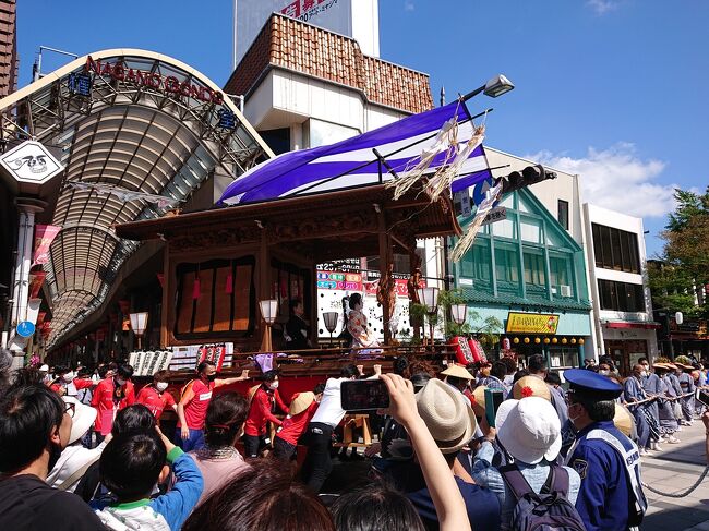 6月12日。長野の夏の風物詩といわれる、長野祇園祭りを見てきました。<br />善光寺境内にある弥栄（やさか）神社のお祭りで、京都八坂神社、広島厳島神社と並び、日本三大祇園祭の一つだそうです。<br />昨年はコロナな影響で中止だったらしいので今回初めて見てきました。<br />この祭りの特徴は善光寺口の町内の人たちが舞台のある屋台を引き回し、所々で舞台の上で日本舞踊を演じます。<br />善光寺御開帳でにぎわう表参道がさらに賑わいます。<br /><br />