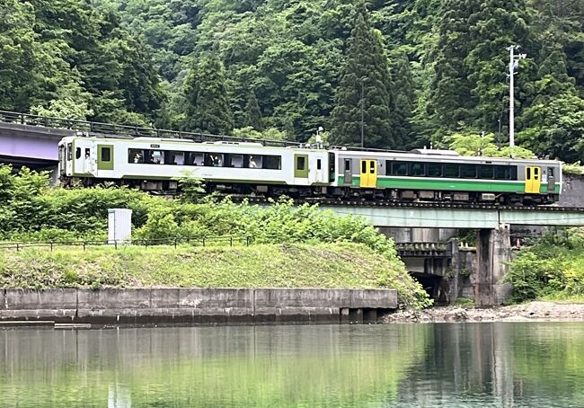 バスツアー奥会津を巡るたび、後半は只見川の遊覧と只見線の乗車体験です。<br />1日4本の列車旅では、降りてしまうと次の目的地に辿り着くのが至難の業となりますが、次々とアクティビティーを楽しめるのはツアーの有難いところです。<br />順調に進んだ今回の旅ですが、最後で予想外のトラブルに巻き込まれてしまいました。無事に帰宅できましたが、その顛末は旅行記に書いておきます。<br /><br />1日目<br />仕事。<br />2日目<br />朝、仙台駅周辺を散策してから仕事。<br />勤務終了後、塩釜市に移動。<br />3日目<br />塩竈神社、志波彦神社、御釜神社に参拝、周辺を散策し、利府駅に移動。<br />仙台駅前から高速バスで会津若松市へ移動。<br />4日目<br />会津若松市街を散策し、奥会津を巡るバスツアーに参加、帰路でアクシデント発生！