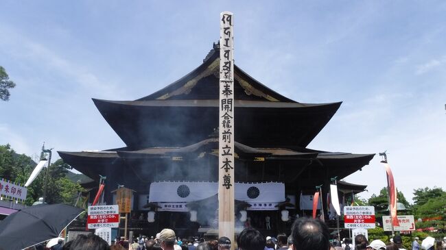 善光寺が七年に一度のご開帳の年。<br />梅雨の晴れ間、信州善光寺へ高速バスを利用して参拝しに行ってきました。<br />今回は、長野観光は無く善光寺だけという薄い日帰り旅です。<br /><br />新幹線を使うのであれば充実した旅計画をするのですが片道2,300円の高速バス利用です。<br />これなら善光寺のお参りだけでもお得感！<br /><br />新宿07:10発で関越～上信越・長野道を抜けて長野駅に11:45到着<br />長野駅からぶらぶら歩いて参道を抜けて善光寺12:40到着<br />平日なのですが観光客が多く、すれ違いも大変な人出でした。<br /><br />そして食事処はどの店も列を成していて入るのが面倒なのでおやきを食べ歩き。<br />復路は長野駅前18:00発で新宿に22:15着でした。<br /><br />平日でこの賑わいだったので週末は、もっとすごかったと思います。<br />今回は、安くバス日帰りだったので旅回りはしませんでした。<br />そのためざっくりしたブログになってしまいました。<br />