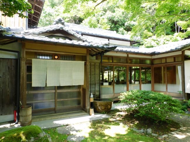 2022年のゴールデンウィークは家でじっとしていたJOECOOL夫婦ですが、GW明けに岡山&広島方面に"花を愛でる旅"に出かけました。<br />wifeの妹と旅行仲間のガブリエラさん(愛称;ガブちゃん)を誘って、4人での珍道中です。<br />主な目的地は、倉敷美観地区・花の駅せら・鞆の浦・福山バラ公園・父母ケ浜etc.で、1泊目を「倉敷アイビースクエア」、2泊目を「ダイワロイネット福山駅前」でとりました。<br />交通費を安くおさめるために交通手段はマイカー利用、JOECOOLと義妹が交代で運転しました。<br /><br />≪その1≫<br />出発からたつの市でのランチの様子をお伝えします。<br />初日のランチスポットは、たつの市です。<br />ガブちゃんのお友達(アメリカ人)がやっているという古民家レストラン『じょんの庵』に行ってみることにしました。