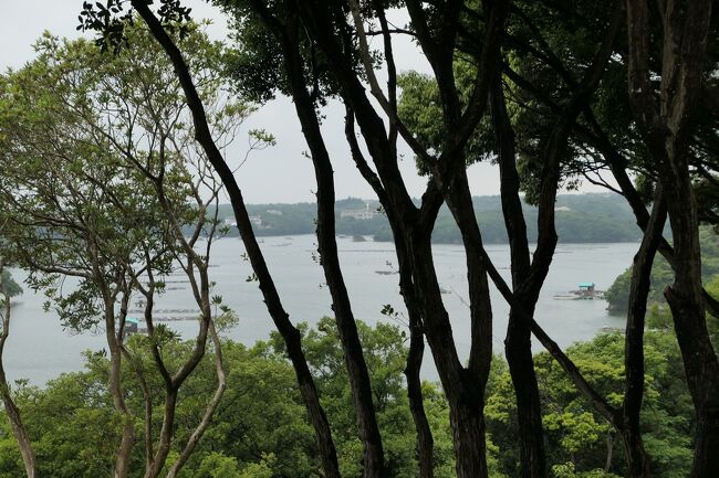 2022年5月26日-31日、三重県・奈良県・京都府に行きました♪<br />初夏の爽やかな海・山岳・古の寺院・庭園、温泉やグルメをたっぷりと楽しんできました♪<br /><br />☆Vol.9：第1日目（5月26日）志摩市・賢島♪<br />ザ・ひらまつ・賢島の温泉付きのデラックスルーム。<br />小さいながらも優雅な部屋。<br />ふかふかのベッド。<br />ルームサービスを利用に適した小さなダイニングテーブルや椅子。<br />くつろげるソファーやテーブル。<br />ひらまつホテルの共通したデザインの温泉風呂。<br />バルコニーにデッキチェアやテーブル。<br />木々の向こうに美しい英虞湾。<br />対岸にスペイン風の村が見え、地中海村。<br />ゆったりと眺めて♪