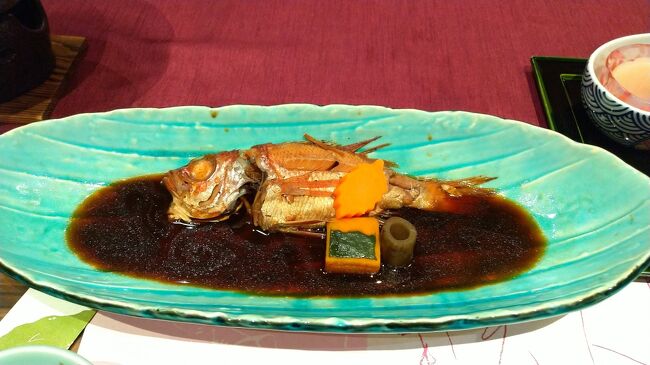 玉造温泉,佳翠円皆美は20年ほど前に来ています。料理がおいしくとれも素敵な旅館でした。折角なので今回もこちらの旅館を予約しました。ベッドのお部屋も増えています。年を取ると畳での寝起きはきつくて洋室を差はして予約です。今回の夕食も格別おいしい。前菜も素敵な器に盛られて食欲がわきます。刺身もうまい。やがて煮魚が目の前に現れます皆歓声を上げます。のど黒の煮つけが1人一尾。なんと贅沢。骨やあら煮汁はお湯をいただき骨湯としていただきました。島根牛のステーキもおいしい。いろいろありましたが最後は名物の鯛茶漬け。最後までいただきました。<br />朝ごはんもおいしくいただき、玉造を散策しました。最後は松江まで戻り和らくで最後の誤算です。なぜかといえば最初の日が少し物足りなかったのでランチのほかにウナギも予約を入れて置きました。誤算。過ぎたるはです。<br />料が多すぎました、おいしいものも多すぎると年には勝てない。出雲空港から羽田に向けて旅立ちました。<br />久しぶりのおいしい旅行を満喫できました。