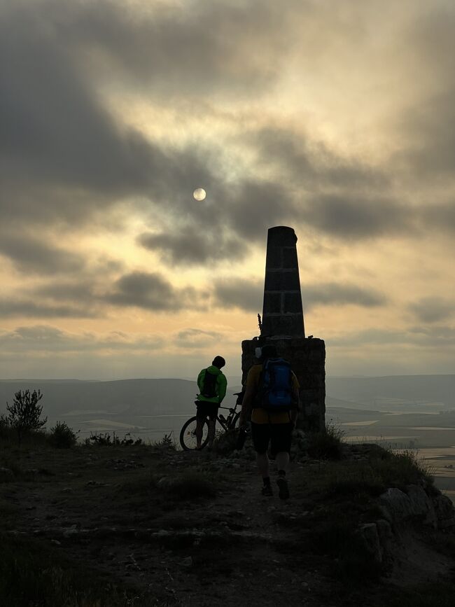 Camino Francés <br />中盤のメセタ台地(Meseta Central)<br />行けども行けども、広大な平地が続きます。<br /><br />毎日巡礼路を歩いている時<br />今までの人生のあれやこれやが多少は頭をよぎるものの、変わり続ける景色に「今日」が主役を担っています。<br /><br />単独行動好きゆえ、計画段階においては、<br />「明るく、グループ行動でないと巡礼路では浮いてしまうか？」と、不安が消えなかった。<br /><br />実際は、自分と同じタイプと推察できる「ひとり巡礼者」を多数見かけ心配は不要でした。<br /><br />受けた挨拶に笑顔で応え、自分からも挨拶を！<br />お願いしたい事柄は遠慮なく頼んでみる<br />ひとりでいる事を遠慮しない…など実践し<br />人の輪にスッと入るのが苦手な私が、困らず・浮かず、それなりに日々を過ごしています。