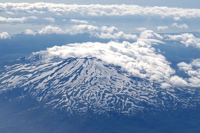 2019年2月オーストラリア・パースへの旅を最後に宿泊を伴う旅行とは無縁で3年以上を過ごしてきました。<br /><br />今回の旅行は関空～北海道・中標津への直行便、ツアー人数も19名、感染対策万全という触れ込みで｢密｣は回避できるかと参加を決定。<br /><br />ところが直前になって｢コロナの影響はここにも！」と言う現実を知ります。我が家の最寄り駅前から出ていた空港リムジンバスが早朝2便のみ。今回はどうしても鉄道を利用するしかありません。無事関空についたときには安堵から疲れが出ました。ああ～高齢者の自覚。<br /><br />この日は移動のみで助かりました。<br /><br />表紙はFDA機内から撮影。秋田上空にさしかかるころ・・鳥海山です。