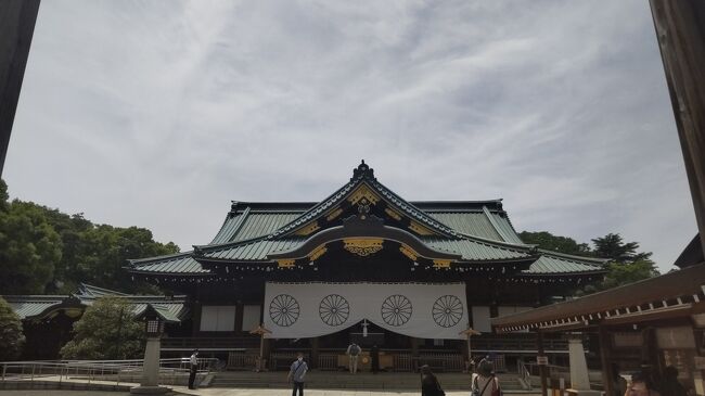 この日は靖国神社に参拝する予定。<br />朝は新宿三丁目で降りて歌舞伎町に向かう。<br /><br />歌舞伎町に朝からラーメンを食べられる人気店がある。<br />さくら通りを少し入ると「えっちゃんラーメン」がある。<br /><br />朝の閑散としてけだるい感じの歌舞伎町。<br />そんな大好きな雰囲気の中にある人気店。<br /><br />早速店内に入る。<br />ビールを飲みたいが、この後人に合うので、もり中華を注文。<br />元気な店の方も好感が持てる。<br /><br />具たくさんのスープと手打ち風の麺。<br />これは期待通りに美味しい。<br />冷たい麺と温かいスープ。<br /><br />再訪必至の店だ。<br /><br />用件を済ませて九段下に向かう。<br />久しぶりの靖国神社。<br /><br />日本史上最大の天才軍事・大村益次郎像を見ながら鳥居をくぐる。<br />久しぶりの靖国神社。<br />厳かな雰囲気の中、参拝する。<br /><br />参拝後は境内を散策。<br />時間があれば遊就館も見学したいが、この日は断念。<br /><br />参拝後は神保町に出て一杯やろう。<br />意外と昼から営業している店は少なく、九段下から神保町会話を散歩していて、以前訪れた人気の町中華を発見。<br /><br />「三幸園」に入ろう。<br /><br />かなり歩いたので生ビールを注文して、まずは一息。<br />冷えたビールを飲みながら料理を選ぶ。<br />町中華ではいつも注文するレバニラ炒めにしよう。<br /><br />ボリューム満点のレバニラ炒め。<br />この店のはレバニラもやし炒めと銘打っている通り、もやしもたっぷりで嬉しい。<br /><br />ちょい飲みではあるが、意外と飲んでしまった。<br />店を出て、再び界隈を散歩。<br /><br />浅草や日本橋とは違うが、懐かしい雰囲気の神保町の街並み。<br />ゆっくり街を楽しんでいると夕方になり、少し小腹が空いた。<br />九段下方面に向かって人気の立ち食いそば屋に入る。<br /><br />ランチタイムが行列の「うちそば」<br />夕方の早い時間なので空いている。<br />券売機でハイボールとイカ天そばを注文。<br /><br />ハイボールを飲んでいるとイカ天そば登場。<br />揚げ立てらしきイカ天と茹でたてらしいそば。<br />人気も頷ける立ちそばを堪能。<br /><br />新宿から神保町。<br />食べ歩きも街歩きも楽しい。