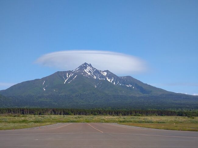 2022年6月10日、娘が住む利尻島へ行きました。<br /><br />今年三月、娘から「お母さん、直太朗が利尻に来るんだってよ」とビッグニュースの報告があり、直太朗のライブの日に合わせて利尻行きを決め、首を長くしてその日を迎えました。<br /><br />翌日は怪しげな天候の中、花の咲くシーズンを迎えた礼文島トレッキングへ。<br /><br />バラエティに富んだスケジュールを満喫した利尻礼文の二泊三日です。<br /><br /><br /><br />