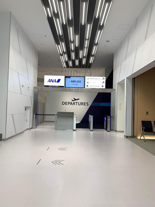 20220517 (火)<br /><br />ANA Blue Base Tour に行って来ました。<br /><br />参加者 : 9名 (最大10名まで)。<br />ツアー代 : 1,000円 (90分)。<br /><br />メインの訓練エリアは撮影不可です。
