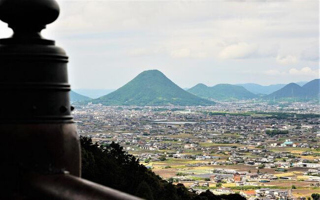 6月6日に友人と二人で車を使用し神戸から淡路島を横断し、まず栗林公園へ行きました。当日の朝は小雨が降っていましたが、何とか栗林公園では雨が上がり写真が撮れる状態になりました。<br />50年以上前の真夏に来たことがありますが、今回は雨のせいもあり全然印象が違いました。午後からは金比羅宮へお参りした後で、銭形展望台、父母ヶ浜へ行き観音寺で泊まりました。<br />二日目の6月7日は天空の鳥居（高屋神社）、豊稔池堰堤、マイントピア別子を午前中に回り、午後は亀老山展望公園でしまなみ海道の来島海峡大橋を見てから、井口島の耕三寺博物館へ行きました。その夜は一つ橋を戻り大三島の料理旅館へ宿泊しました。<br />3日目6月8日は一路倉敷まで走り、倉敷を4時間ほど散策・撮影し夕方に神戸へ戻りました。<br />その後、友人は伊丹空港から羽田空港経由で自宅へ戻りました。<br /><br /><br />今回使用の撮影機材は<br />SONY α7RⅢ 　　レンズ　24-105mm<br />SONY α7　     レンズ　70-300mm、　16-35mm