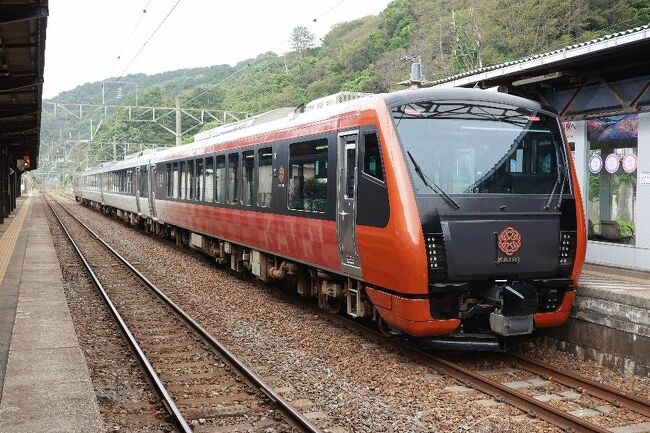 ■はじめに<br />　今回はJR東日本が運行している2つの観光列車に乗ることにしているが、いずれも過去に乗車済みである（Shu＊Kuraはこのシリーズ16回目、海里は19回目）。原則として同じ観光列車に複数回は乗らないことにしているが、今回はいずれも2回目である。<br />　というのも、前回乗車時は「普通車指定席」であったのである。いずれの列車にも旅行商品として販売される特別車両があるが、私が以前乗車した時点では「2人以上」でしか申し込めず、仕方なく他の車両（普通席）の指定券を取って車内販売や特製弁当を頂いたのである。前回の「海里」乗車時などは緊急事態宣言中であり、旅行商品対象のダイニングカーはガラガラであったため、「どうせ誰も乗らないならお1人様も乗せればいいのに」と思った記憶がある。<br />　しかし、今年になってからいずれの列車の旅行商品についても、一部の席が一人でも申し込めるようになった。ということで、再チャレンジである。「越乃Shu＊Kura」は上越妙高から十日町までで8,500円、「海里」は新潟から鶴岡までで14,600円である。<br />　旅行商品には乗車券等一式が含まれているが、前後の移動を考慮しても「週末パス」が安くなるため、それを利用することにしている。<br />　おまけとして、この旅行の翌週に訪問した「くびき野レールパーク」について追加しておきたい。<br /><br />＠あつみ温泉駅にて<br /><br />【大人鐡1】長良川鉄道「ながら」編<br />https://4travel.jp/travelogue/11569165<br /><br />【大人鐡2】しなの鉄道「ろくもん」・JR東日本「HIGH RAIL 1375」編<br />https://4travel.jp/travelogue/11577646<br /><br />【大人鐡3】肥薩おれんじ鉄道「おれんじ食堂」編<br />https://4travel.jp/travelogue/11590943<br /><br />【大人鐡4】JR四国「四国まんなか千年ものがたり」編<br />https://4travel.jp/travelogue/11596568<br /><br />【大人鐡5】西日本鉄道「THE RAIL KITCHEN CHIKUGO」編<br />https://4travel.jp/travelogue/11605667<br /><br />【大人鐡6】あいの風とやま鉄道「一万三千尺物語」編<br />https://4travel.jp/travelogue/11631584<br /><br />【大人鐡7】えちごトキめき鉄道「えちごトキめきリゾート雪月花」編<br />https://4travel.jp/travelogue/11633913<br /><br />【大人鐡8】京都丹後鉄道「丹後くろまつ号」<br />https://4travel.jp/travelogue/11636560<br /><br />【大人鐡9】長野電鉄「北信濃ワインバレー列車」・しなの鉄道「軽井沢リゾート号」編<br />https://4travel.jp/travelogue/11637678<br /><br />【大人鐡10】平成筑豊鉄道「ことこと列車」・JR西日本「○○のはなし」編<br />https://4travel.jp/travelogue/11639573<br /><br />【大人鐡11】道南いさりび鉄道「ながまれ海峡号」編<br />https://4travel.jp/travelogue/11644560<br /><br />【大人鐡12】JR四国「時代の夜明けのものがたり」「伊予灘ものがたり」編<br />https://4travel.jp/travelogue/11648072<br /><br />【大人鐡13】いすみ鉄道「いすみ酒BAR列車」・JR東日本「TOMOKU EMOTION」編<br />https://4travel.jp/travelogue/11654589<br /><br />【大人鐡14】のと鉄道「のと里山里海号」・JR西日本「花嫁のれん」「べるもんた」編<br />https://4travel.jp/travelogue/11657702<br /><br />【大人鐡15】西武鉄道「旅するレストラン 52席の至福」編<br />https://4travel.jp/travelogue/11659629<br /><br />【大人鐡16】JR東日本「ゆざわShu＊Kura」「フルーティアふくしま」編<br />https://4travel.jp/travelogue/11662714<br /><br />【大人鐡17】島原鉄道「しまてつカフェトレイン」編<br />https://4travel.jp/travelogue/11664149<br /><br />【大人鐡18】明知鉄道「食堂車（じねんじょ列車）」編<br />https://4travel.jp/travelogue/11672268<br /><br />【大人鐡19】JR東日本「海里」編<br />https://4travel.jp/travelogue/11674361<br /><br />【大人鐡20】しなの鉄道「姨捨ナイトクルーズ（姨捨夜景と利き酒プラン）」編<br />https://4travel.jp/travelogue/11676486<br /><br />【大人鐡21】樽見鉄道「しし鍋列車」編<br />https://4travel.jp/travelogue/11677092<br /><br />【大人鐡22】JR東日本「おいこっと」編<br />https://4travel.jp/travelogue/11683237<br /><br />【大人鐡23】近畿日本鉄道「青の交響曲（シンフォニー）」「しまかぜ」編<br />https://4travel.jp/travelogue/11690688<br /><br />【大人鐡24】JR九州「36ぷらす3」編<br />https://4travel.jp/travelogue/11692905<br /><br />【大人鐡25】JR九州「或る列車」編<br />https://4travel.jp/travelogue/11697401<br /><br />【大人鐡26】JR西日本「WEST EXPRESS銀河」「あめつち」編<br />https://4travel.jp/travelogue/11699568<br /><br />【大人鐡27】関東鉄道「ビール列車」編（おまけで「急行夜空」号も）<br />https://4travel.jp/travelogue/11718331<br /><br />【大人鐡28】三陸鉄道「プレミアムランチ列車」・JR西日本「うみやまむすび」編<br />https://4travel.jp/travelogue/11720925<br /><br />【大人鐡29】秋田内陸縦貫鉄道「山のごちそう列車」編<br />https://4travel.jp/travelogue/11722651<br /><br />【大人鐡30】えちごトキめき鉄道「バル急行」編<br />https://4travel.jp/travelogue/11725655<br /><br />【大人鐡31】山形鉄道「プレミアムワイン列車」・長野電鉄「ワイントレイン」編<br />https://4travel.jp/travelogue/11735815<br /><br />【大人鐡32】伊豆急行「ROYAL EXPRESS」・富士急行「富士山ビュー特急」<br />https://4travel.jp/travelogue/11736748<br /><br />【大人鐡33】長良川鉄道「ごっつぉ～　こたつ列車」編<br />https://4travel.jp/travelogue/11740025/<br /><br />【大人鐡34】錦川鉄道「利き酒列車」編<br />https://4travel.jp/travelogue/11745267<br /><br />【大人鐡35】JR東日本「なごみ（和）」編<br />https://4travel.jp/travelogue/11747896<br /><br />【大人鐡36】JR西日本「etSETOra」「La Malle de Bois」編（おまけで明知鉄道も）<br />https://4travel.jp/travelogue/11757929