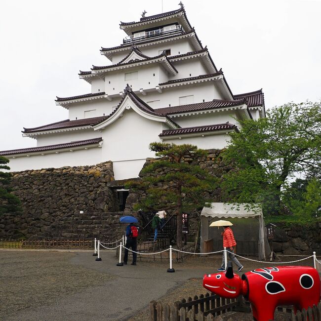 旅行2日目、後編。<br />飯盛山の観光を終えたタイミングで降り出した小雨は次第に強くなっていき、大粒になって風が出て肌寒さに拍車をかける。<br />歩けそうな距離だったのでHOTELに車を置いて、一昨日鶴ヶ城公園に熊が出没して大騒ぎになったばかりの“鶴ヶ城“に行ってみると、天候が悪いにもかかわらず天守閣には行列ができる程並んでいたので、今回は外観だけ眺めてUターンした。<br />雨脚は強くなる一方だったので、HOTELから徒歩圏にある野口英世青春通り沿いに建つ…大正時代の豪勢な商家の風情を今に残す“福西本店”と、野口英世が医師になるキッカケとなった火傷治療をした病院の建物を利用した“野口英世青春館”を訪れ、会津若松最後の夜を締めくくった。