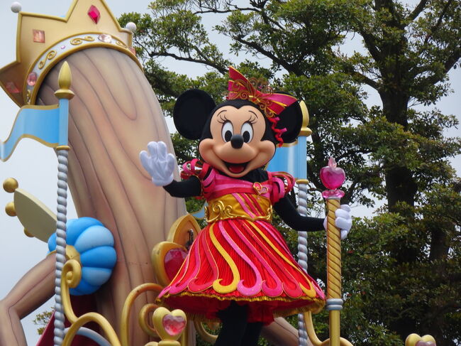 長男の同級生ママでうちのすぐ真裏に住んでいるママ友Meちゃん♪子どもたちは別々の進路を歩み交流はなくなっても、ママとは変わらず仲良くさせてもらっています(*^^*)<br />元ディズニーキャストでもあり、現ディズニー株主のMeちゃん。株主優待券で毎年息子クンと行っていたらしいけど今年は断られたとのこと。我が家と同じねw<br />で、一緒に行かないかとお声がけいただきました!<br /><br />わーい♪嬉しい嬉しい!!<br />是非お供させてくださいっ(*^^*)<br /><br />お揃いの服着ようとか、カチューシャはどれにしようとか行く前から楽しい打ち合わせ♪ベランダ越し庭ごしに『デニムの色どっちがいーかなー?』って相談したりw<br /><br />当日はスタンバイパスのシステムもなくなり、プレミアアクセス始動前の何もない期間。混雑をどう回避しようか?<br /><br />子連れでないインパは息子がお腹にいた時以来?だから17年ぶりとか!<br /><br />ショーグリ全滅の運の悪さに笑えたけれど( ̄▽ ̄;)<br />アトラクションにせかせかしない優雅な大人ディズニーを満喫できましたっ( ≧∀≦)ノ<br /><br />よろしければご覧くださいっ♪