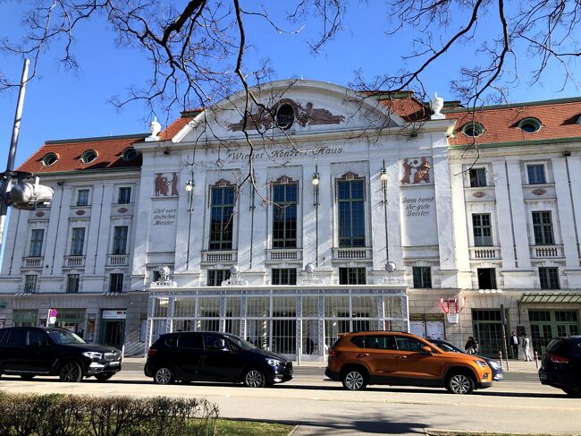 所属しているアマチュア音楽団体の通算8回目となるウィーン演奏旅行に参加してきました。<br />このウィーン演奏旅行、わたしは初参加。そしてこの旅行出発日である3/2はなんと所属の団体に入団してまる一周年の日でした。<br /><br />ウィーン演奏旅行が発表されたちょうど一年前くらい、まさかこんな事態になることは微塵も想像できませんでした。<br />また、直前まで本当にウィーンへ行けるのか、日本から出国できるのか、日々「どうなるんだろう?」という思いの中でしたが無事に行くことができ本当にありがたいと心の底から思えてきました。<br /><br />お断りしておきますが、「演奏旅行」ではありますが諸々の事情で演奏中はおろか楽屋や楽器など、バックステージの写真はありません。ご了承ください。<br /><br />この旅行が、コロナ禍前の最後の海外旅行となりました。<br />思い出として、また備忘録として公開することにしました。